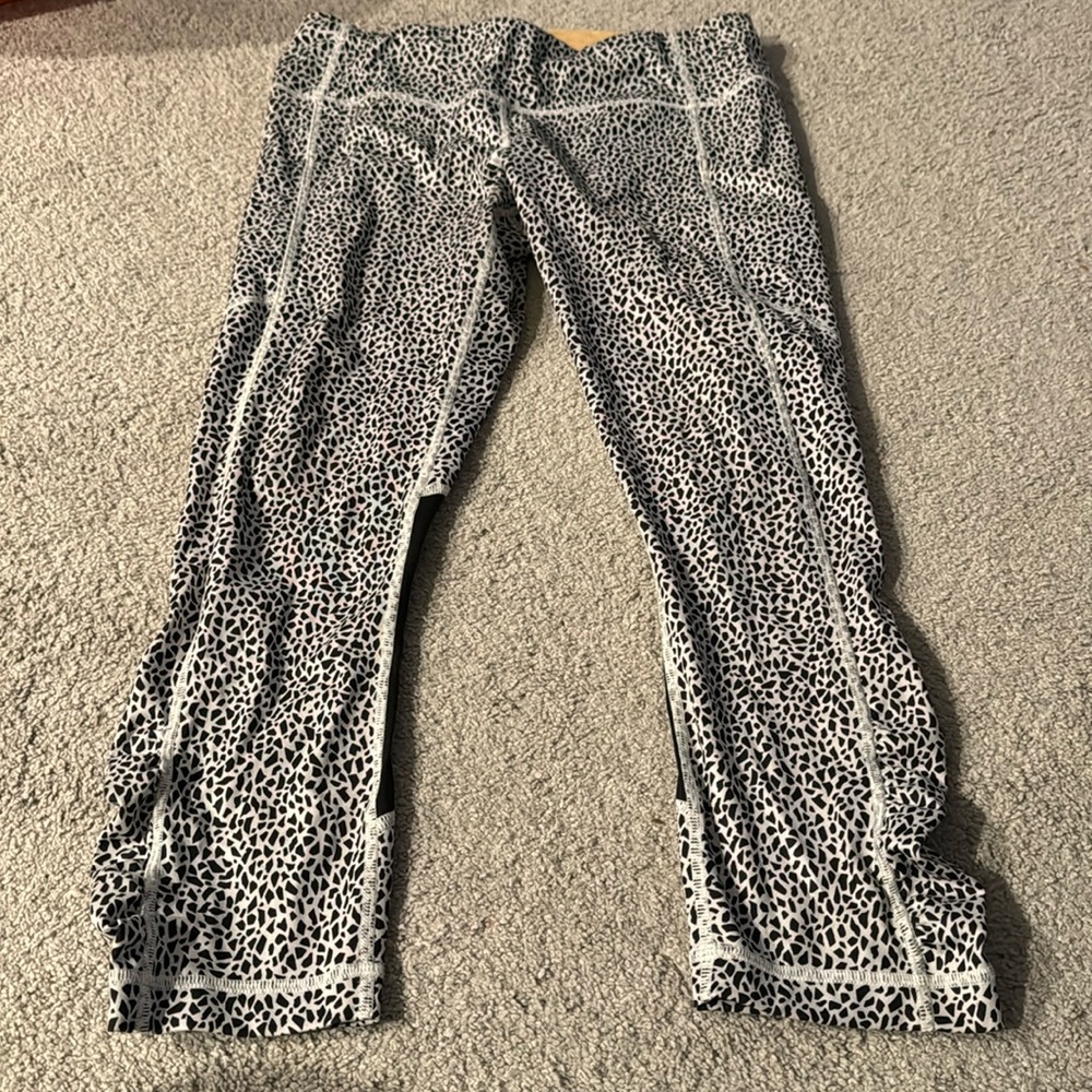 Lululemon 7/8 patterned legging with zipper waistband